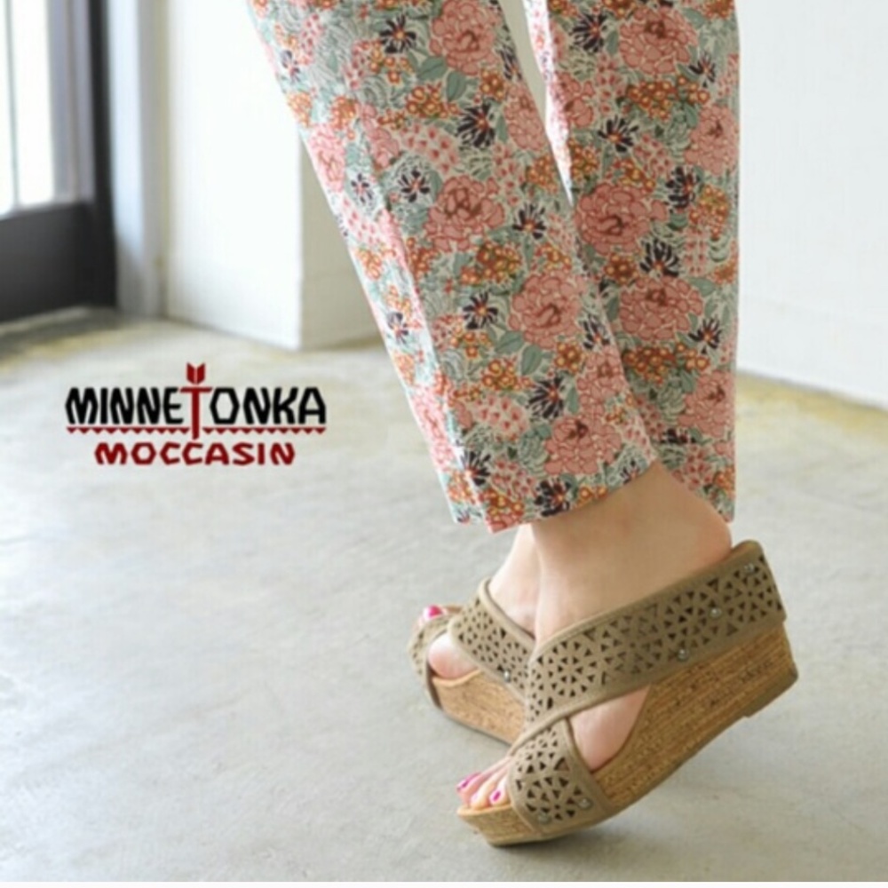 Minnetonka Lainey Taupe Suede Leather Wedge Slide Sandal Shoes